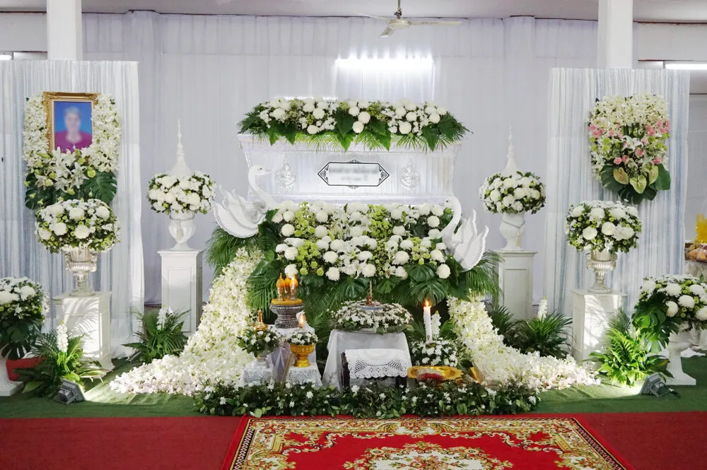 Mâm cơm cúng với đủ món mặn hoặc chay theo phong tục địa phương.